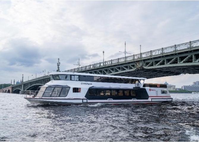 теплоход Стрельна