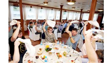 Теплоход на 100 человек