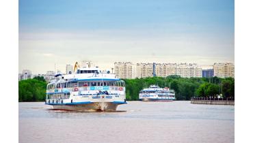 Теплоход на 100 человек