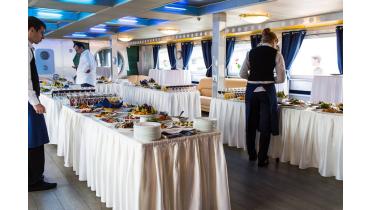 Теплоход на 200 человек