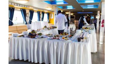 Теплоход на 100 человек