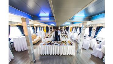 Теплоход на 100 человек