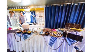 Теплоход на 100 человек